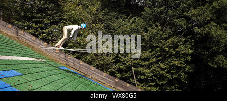 Skispringer vor der Landung, Meinhardus Schanze im Sommer, Meinerzhagen, Deutschland, Europa Stockfoto