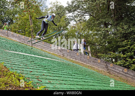 Skispringer vor der Landung, Meinhardus Schanze im Sommer, Meinerzhagen, Deutschland, Europa Stockfoto