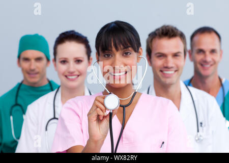 Porträt eines jungen medizinischen Teams vor einem weißen Hintergrund Stockfoto