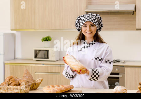 Junge weibliche Baker in der Küche arbeiten Stockfoto