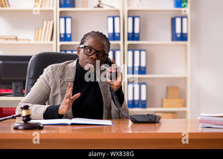 Schwarze weibliche Rechtsanwalt bei Gericht Stockfoto