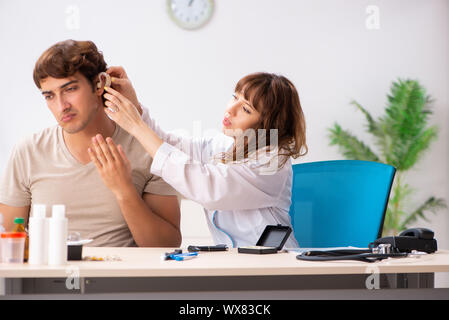 Patienten mit Hörproblem besuchen Arzt otorhinolaryngologi Stockfoto