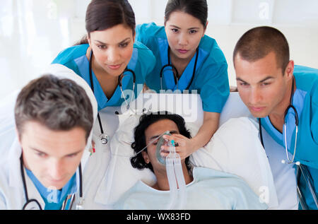 Emergency Team Durchführung eines Patienten. Medizinisches Konzept. Stockfoto