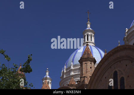 CUENCA, Ecuador - 13. FEBRUAR 2014: Blaue Kuppel der Kathedrale von der Unbefleckten Empfängnis (allgemein als die neue Kathedrale bekannt) im Februar Stockfoto