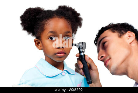 Konzentriert Arzt seine jungen Patienten Prüfung vor einem weißen Hintergrund Stockfoto