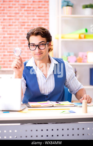 Junge Designer freelancer Arbeiten am neuen Projekt Stockfoto