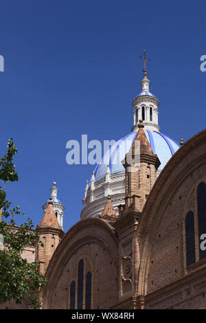 CUENCA, Ecuador - 13. FEBRUAR 2014: Blaue Kuppel der Kathedrale von der Unbefleckten Empfängnis (allgemein als die neue Kathedrale bekannt) im Februar Stockfoto