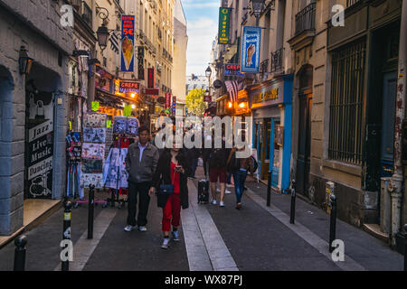 PARIS, Frankreich, 02. Oktober 2018: Leute, die auf der schmalen Straße im Quartier Latin in Paris. Stockfoto