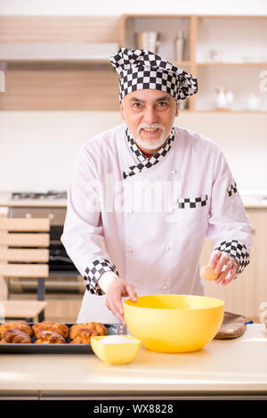 Alten männlichen Bäcker in der Küche arbeiten Stockfoto