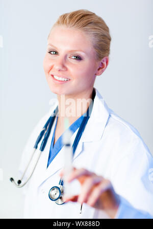 Ernsthafte ziemlich Arzt mit einer Nadel Stockfoto