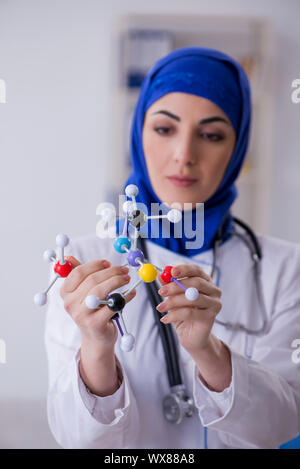 Arabische Ärztin in der Klinik arbeiten Stockfoto