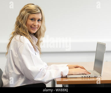 Weibliche Chirurg an einem Notebook arbeitet Stockfoto