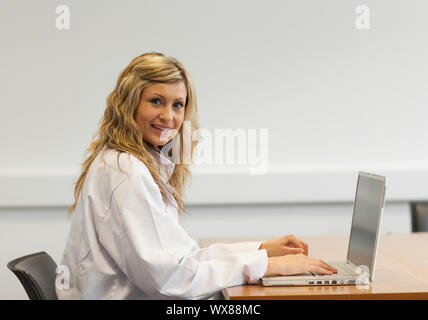 Hübschen weiblichen Chirurgen arbeiten auf einem laptop Stockfoto