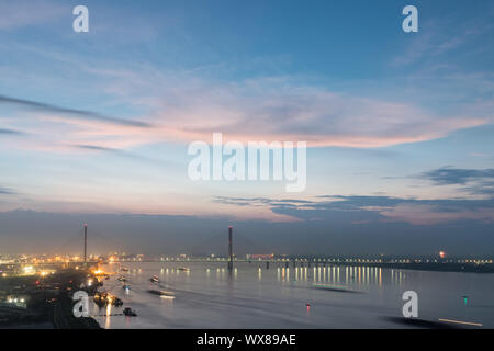 Jiujiang Schrägseilbrücke in Nightfall Stockfoto