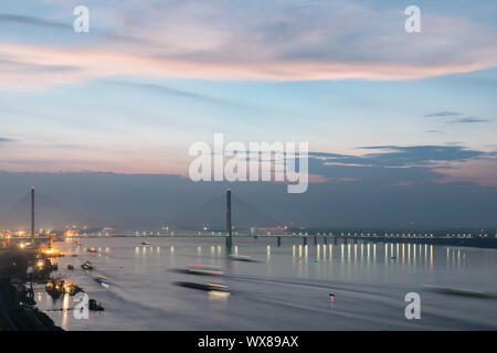 Jiujiang Schrägseilbrücke in Nightfall Stockfoto