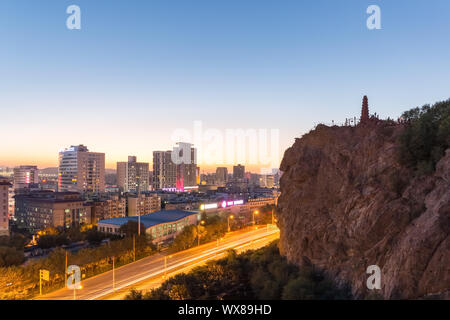 Schöne urumqi Stadtbild im Sonnenuntergang Stockfoto