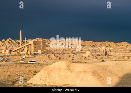 Öl auf der Gobi in der Dämmerung Stockfoto