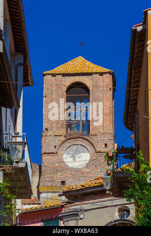 Alte Glockenturm der Stiftskirche St. Maria Himmelfahrt, erbaut im Jahre 1780 im historischen Zentrum von Juiz de Fora, einer kleinen Stadt in der Nähe von Rome Stockfoto