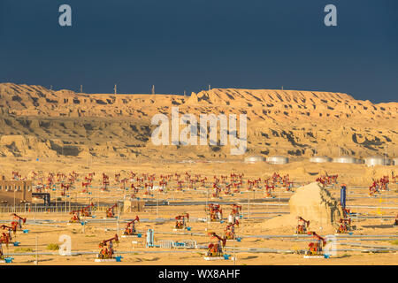 Xinjiang windy city Ölfeld in der Dämmerung Stockfoto