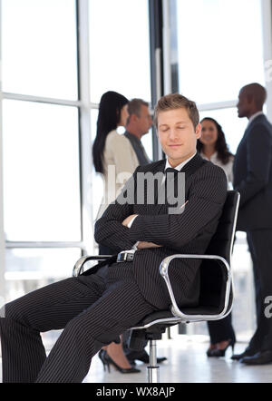 Junge Businesssman im Büro sitzen auf Stuhl Stockfoto