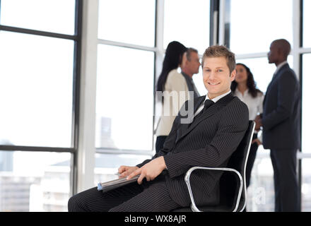 Junge Businesssman im Büro sitzen auf Stuhl Stockfoto