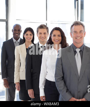 Business-Team aus verschiedenen Kulturen, Blick in die Kamera Stockfoto
