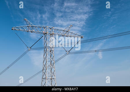 Hochspannung macht Fernmeldeturm Stockfoto