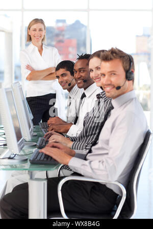 Ernsthafte Anführerin Managingher Team in einem Callcenter Stockfoto
