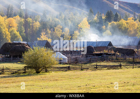 Xinjiang baihaba Dörfer am Morgen Stockfoto