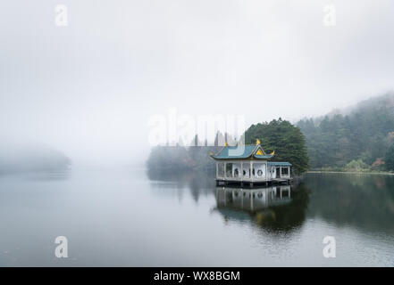 Traditionelle Pavillon am See Stockfoto