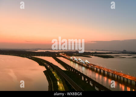 See und die Brücke in Nightfall Stockfoto