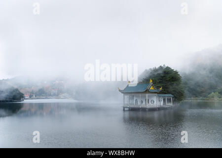 Wolken und Nebel auf dem See Stockfoto