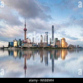 Skyline von Shanghai in der Dämmerung und schöne Reflexionen Stockfoto