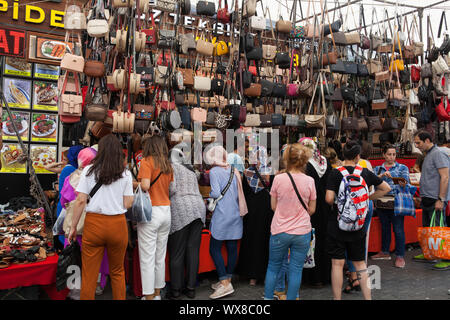 Anzeige von Handtaschen für Verkauf an einer Straße im Stadtteil Fatih Istanbul Stockfoto