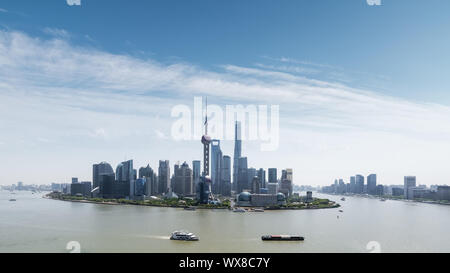 Skyline von Shanghai und sonnigen Himmel Stockfoto