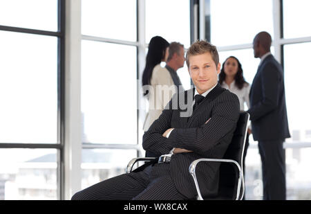 Junge Businesssman im Büro sitzen auf Stuhl Stockfoto