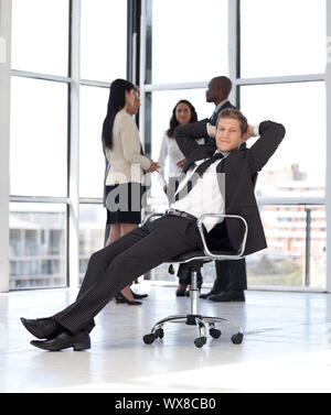 Junge Businesssman im Büro sitzen auf Stuhl Stockfoto