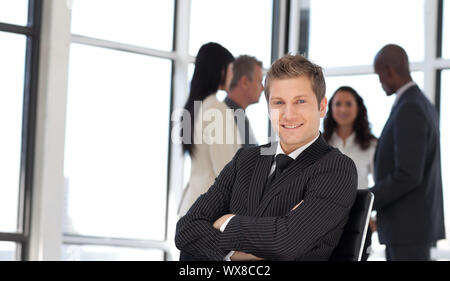 Junge Businesssman im Büro sitzen auf Stuhl Stockfoto