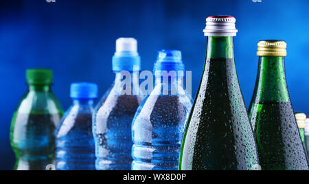 Zusammensetzung mit verschiedenen Arten von Flaschen mit Mineralwasser. Stockfoto