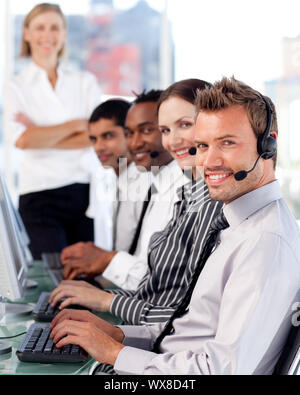 Glückliches Team in einem Callcenter Stockfoto