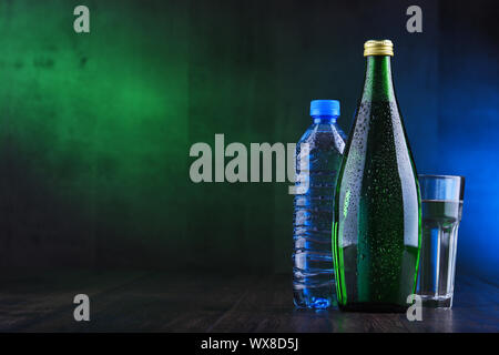 Zusammensetzung mit verschiedenen Arten von Flaschen mit Mineralwasser. Stockfoto