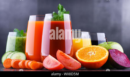 Gläser mit frischen Bio-Obst und Gemüse Säfte. Detox-Diät Stockfoto