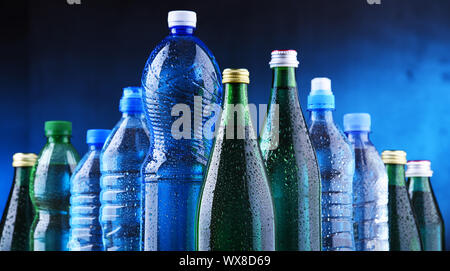 Zusammensetzung mit verschiedenen Arten von Flaschen mit Mineralwasser. Stockfoto