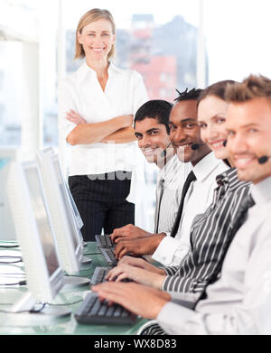 Ernstes Team in einem Callcenter Stockfoto