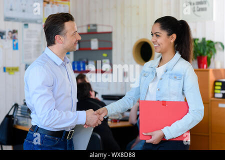 Fahrlehrer und Fahrschüler handshaking Stockfoto