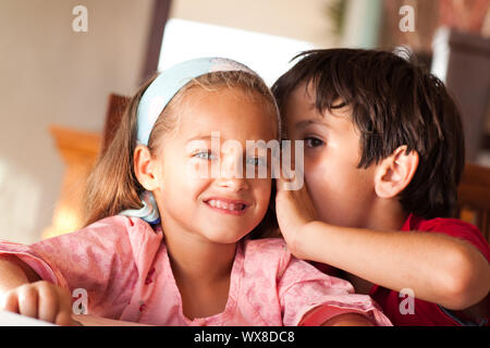 Kleiner Junge im Gespräch mit seiner Schwester Stockfoto