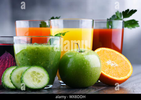 Gläser mit frischen Bio-Obst und Gemüse Säfte. Detox-Diät Stockfoto