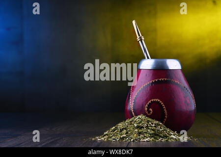 Komposition mit Yerba Mate Cup und Blätter. Stockfoto