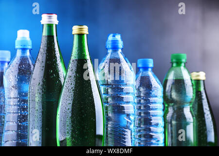 Zusammensetzung mit verschiedenen Arten von Flaschen mit Mineralwasser. Stockfoto