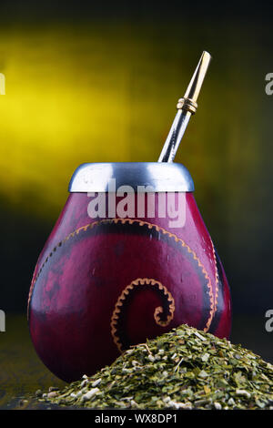 Komposition mit Yerba Mate Cup und Blätter. Stockfoto